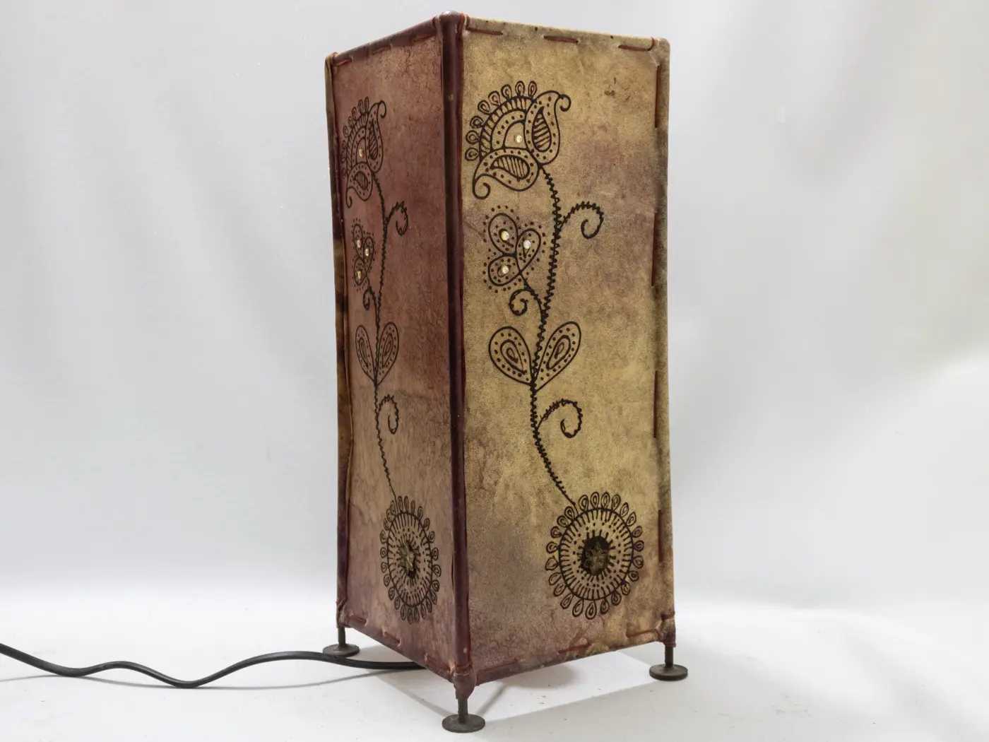 Lampe ethnique vintage en peau parcheminée et motifs henné Lampe ethnique vintage en peau parcheminée et motifs henné