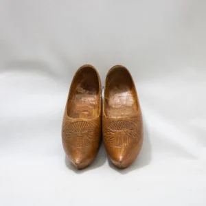 Paire de Sabots Traditionnels Néerlandais en Bois – Déco Vintage Paire de Sabots Traditionnels Néerlandais en Bois - Déco Vintage