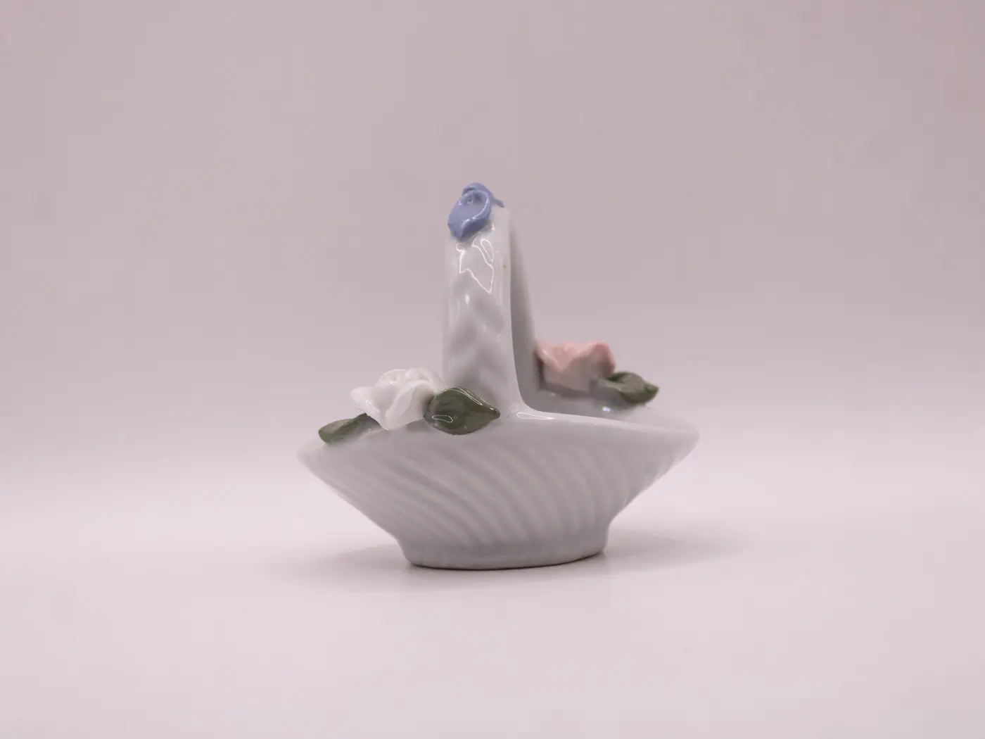 Panier miniature vintage en porcelaine de chine, décor floral Panier miniature vintage en porcelaine de chine, décor floral