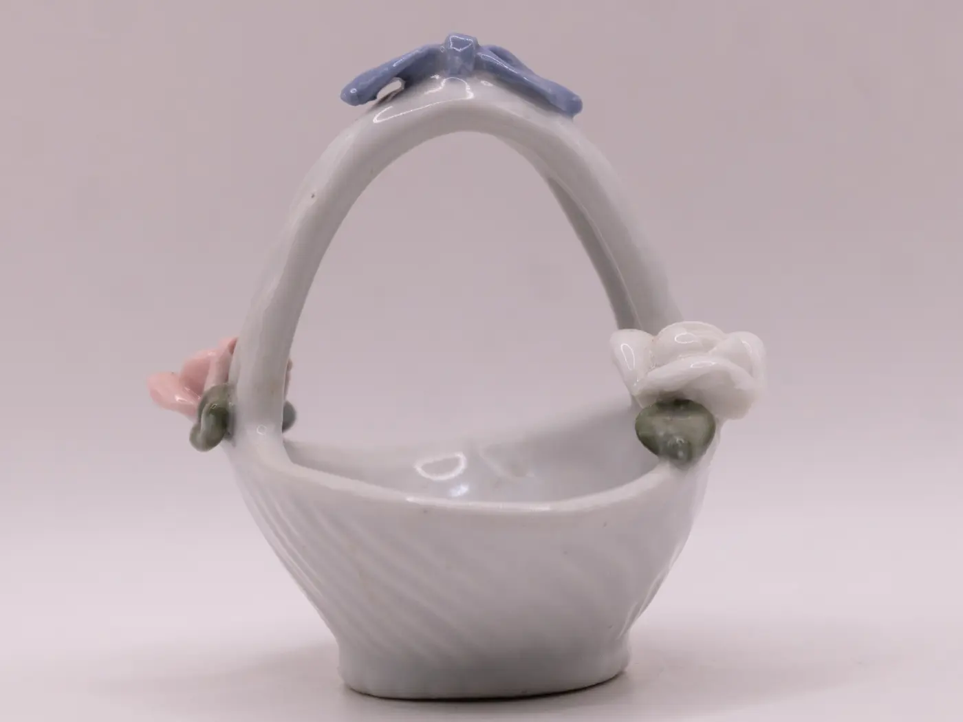 Panier miniature vintage en porcelaine de chine, décor floral Panier miniature vintage en porcelaine de chine, décor floral