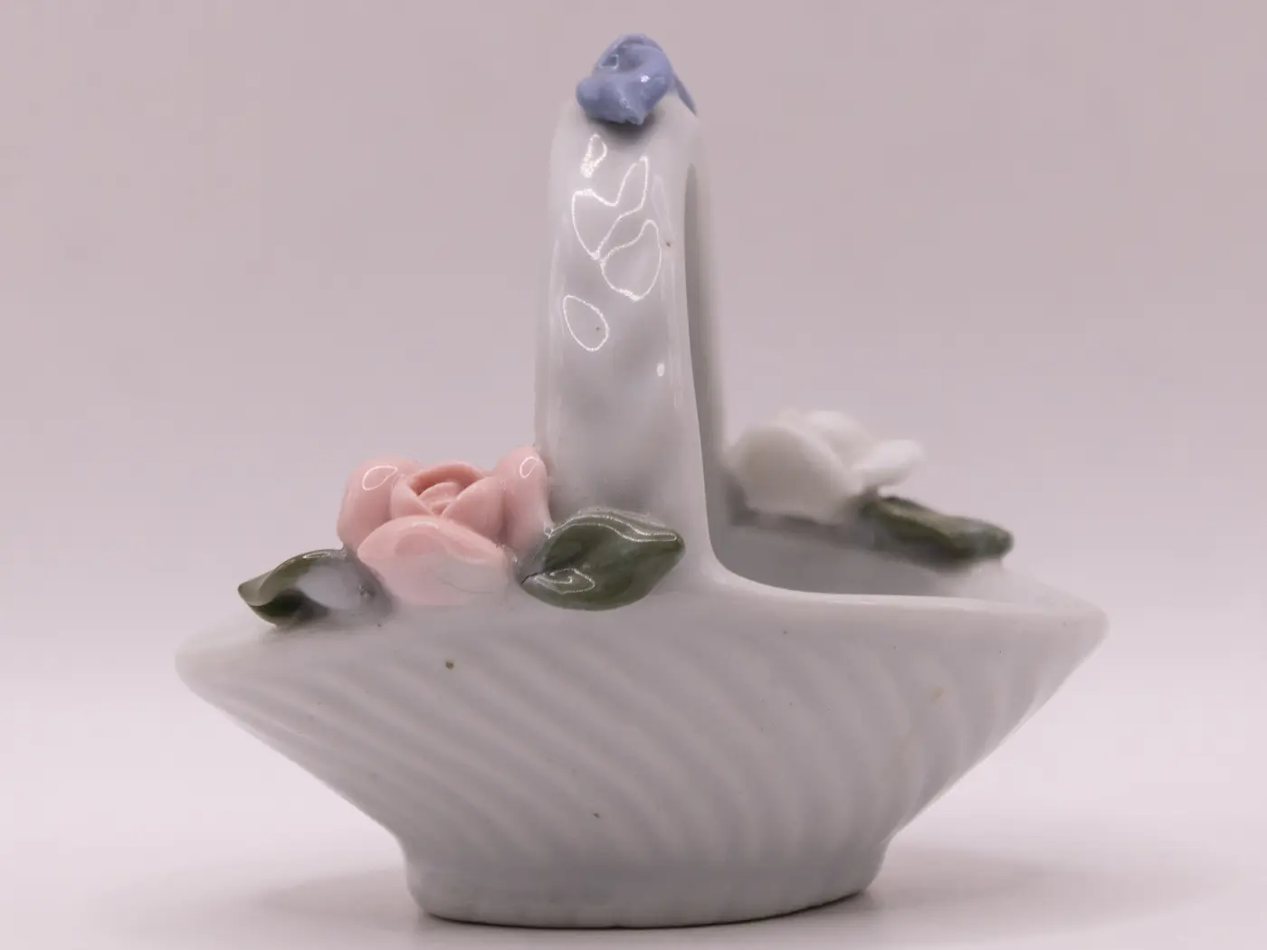 Panier miniature vintage en porcelaine de chine, décor floral Panier miniature vintage en porcelaine de chine, décor floral