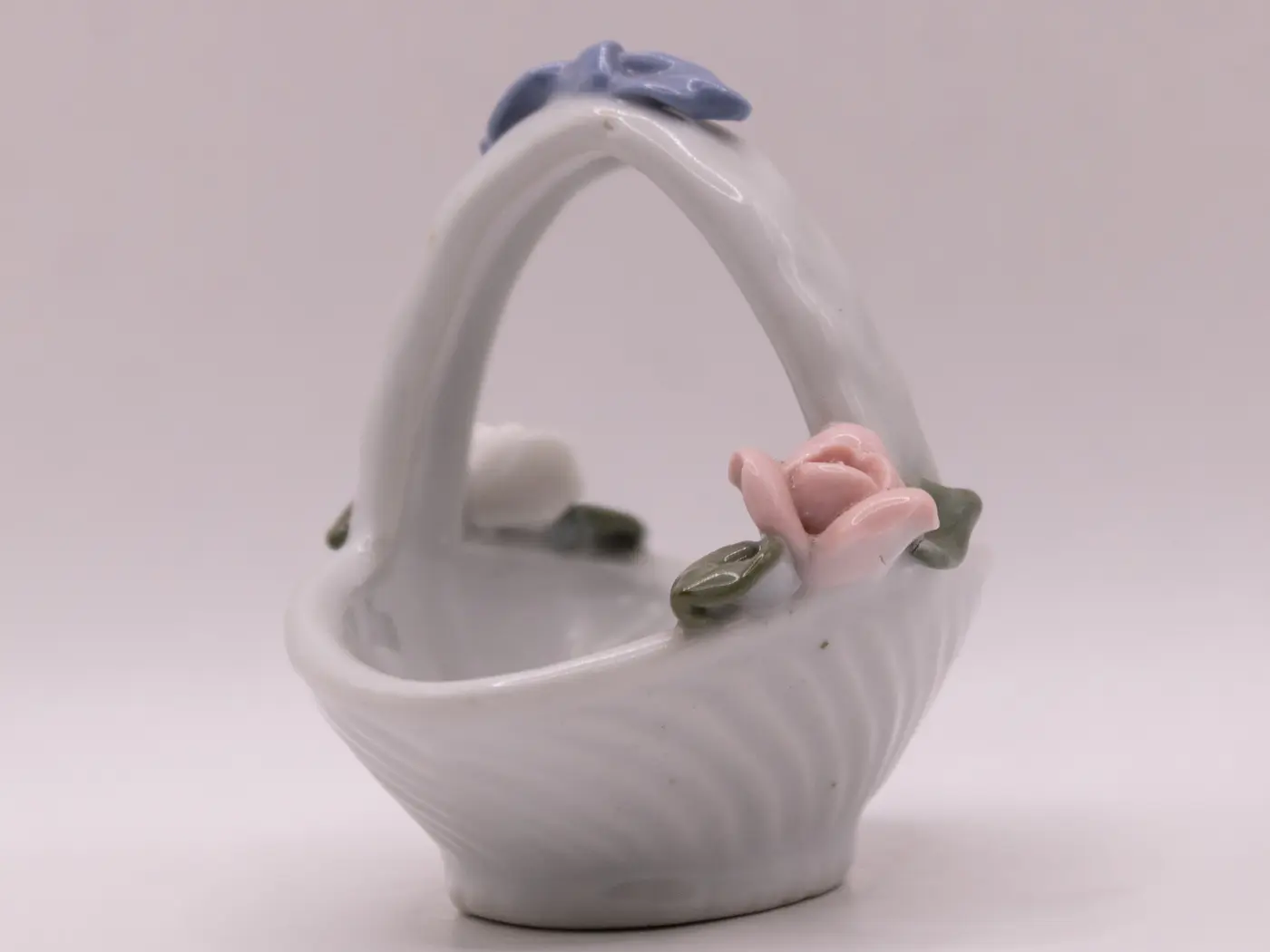 Panier miniature vintage en porcelaine de chine, décor floral Panier miniature vintage en porcelaine de chine, décor floral