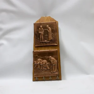 Porte-courrier mural vintage en bois sculpté et cuivre repoussé