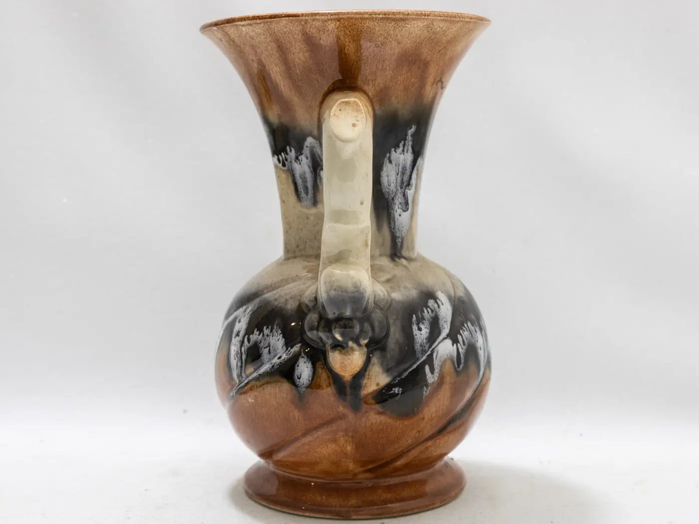 Vase décoratif en céramique multicolore avec ses deux anses