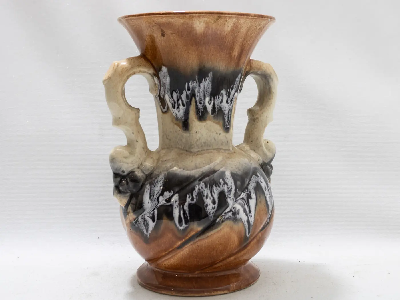 Vase décoratif en céramique multicolore avec ses deux anses