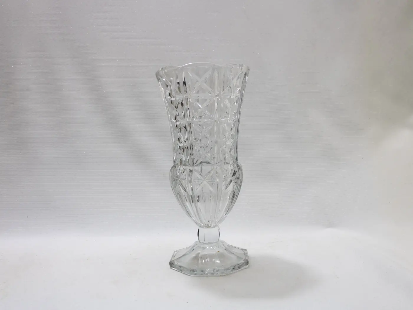 Vase Vintage en Cristal Taillé d’Italie, Éclat et Transparence Vase Vintage en Cristal Taillé d'Italie, Éclat et Transparence