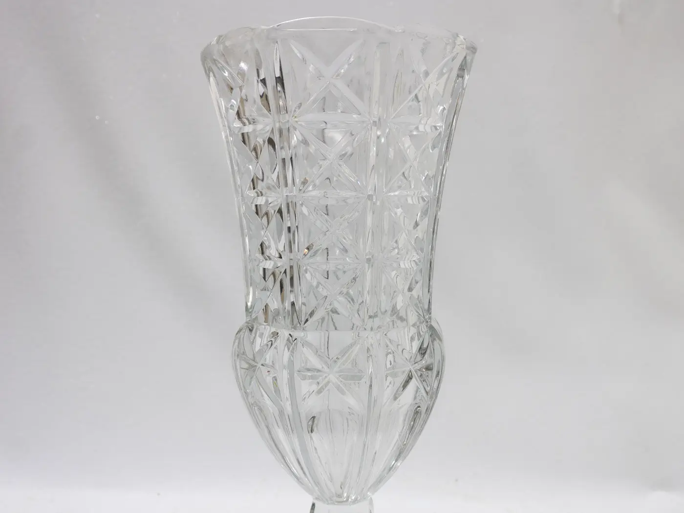 Vase Vintage en Cristal Taillé d’Italie, Éclat et Transparence Vase Vintage en Cristal Taillé d'Italie, Éclat et Transparence